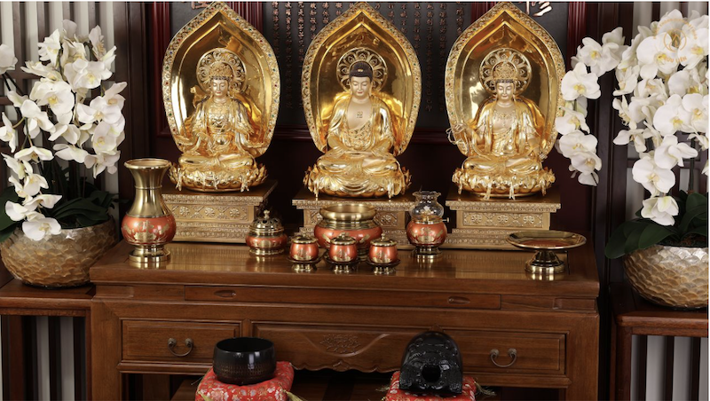 Bộ tượng Tam Thánh tượng trưng cứu độ, ánh sáng và giải thoát