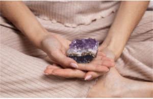 Cầm đá trong tay giúp tâm dễ gom lại và trở về hơi thở.