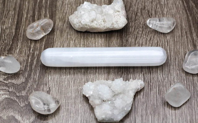 Selenite – năng lượng nhẹ và thanh thuần cho buổi thiền.