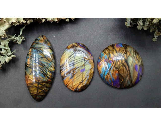 Labradorite – giúp tâm thoáng rộng và dễ buông bỏ.