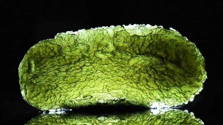Moldavite – năng lượng mạnh, phù hợp với thiền sinh đã kinh nghiệm.