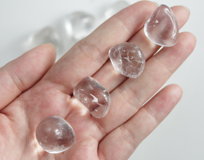 Clear Quartz – hỗ trợ giữ sự tập trung khi thiền.